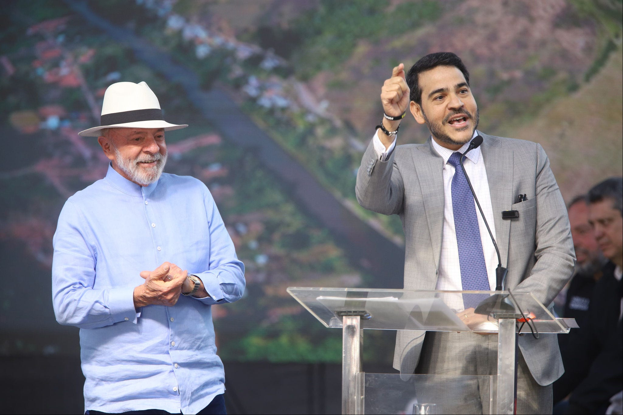 Ministro da AGU, Jorge Messias, e o presidente Lula participam de evento sobre acordo de Mariana