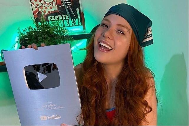 Youtuber Laura Sabino abre ato de pré-campanha de Lula