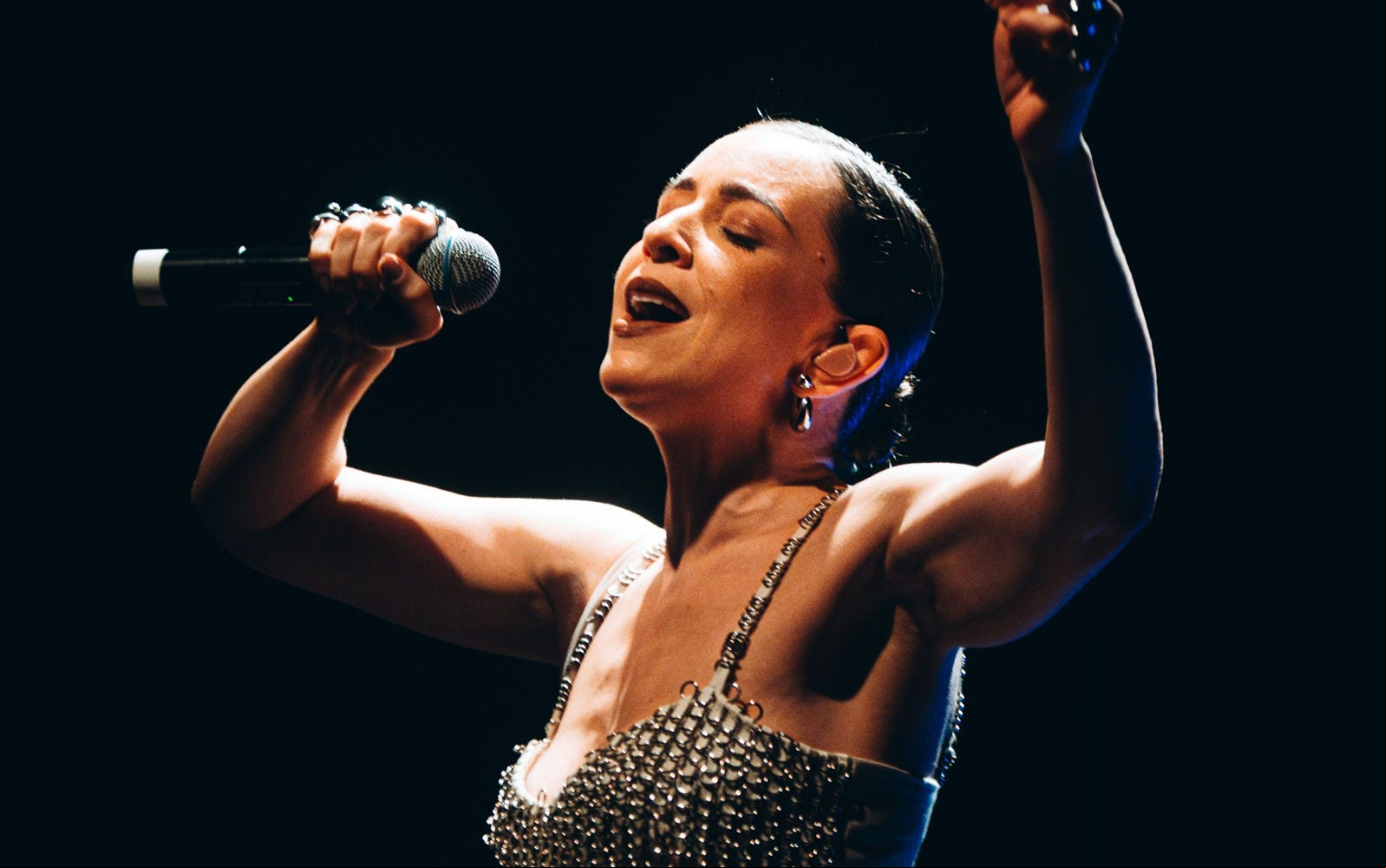 Roberta Sá estreia em Belo Horizonte nova turnê no encerramento do projeto “Uma Voz, Um Instrumento”