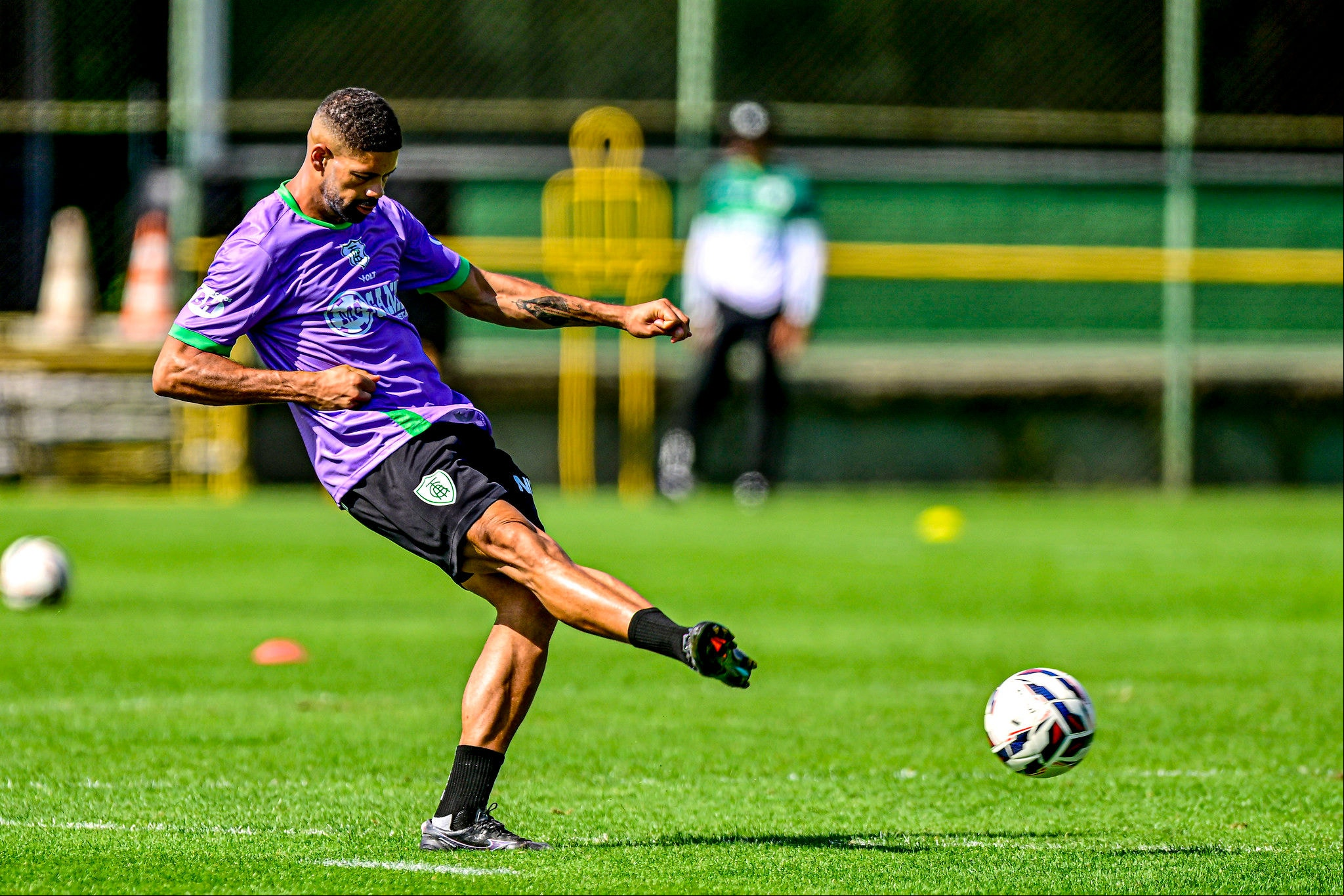 O zagueiro Rafa Barcelos, reserva, é um dos candidatos a começar jogando contra o Vila Nova, em função dos desfalques do Coelho na defesa
