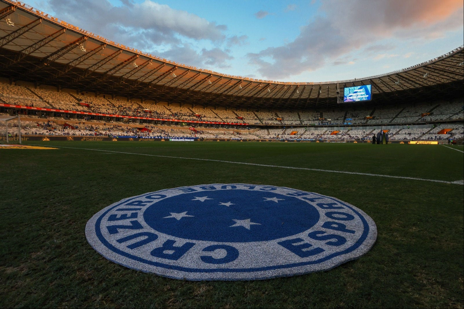 Domingo 07 de junho de 2025: Cruzeiro e Palmeiras se enfrentam no Mineirão, em partida válida pela 11ª rodada do Campeonato Brasileiro. Na foto escudo do Cruzeiro no gramado do Mineirão