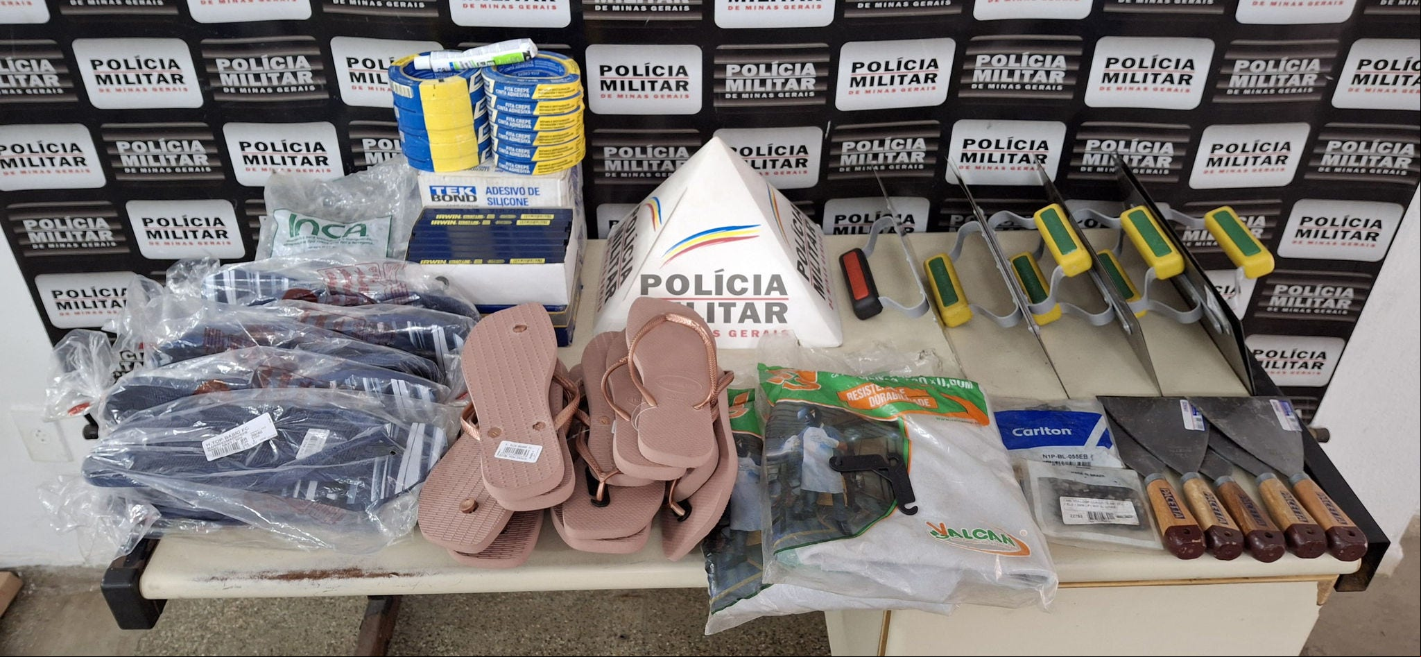Havaianas e outros produtos foram saqueados pelo grupo na BR-381, em Caeté