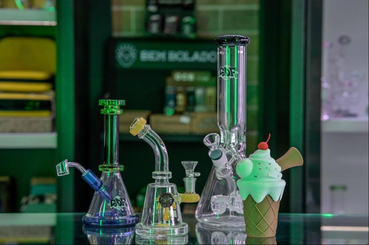 Bongs são alguns dos utensílios mais habituais à venda nas headshops